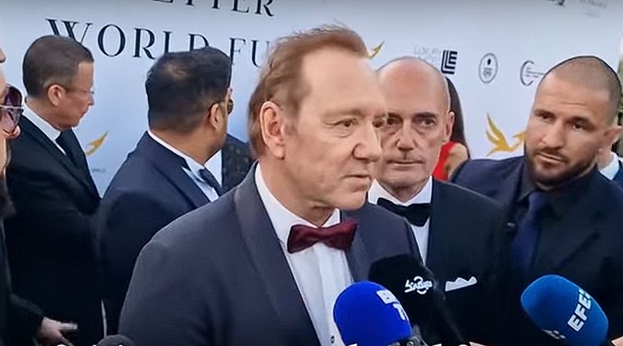 Кевин Спейси се опитва да съживи кариерата си в шоубизнеса с концерт в Кипър